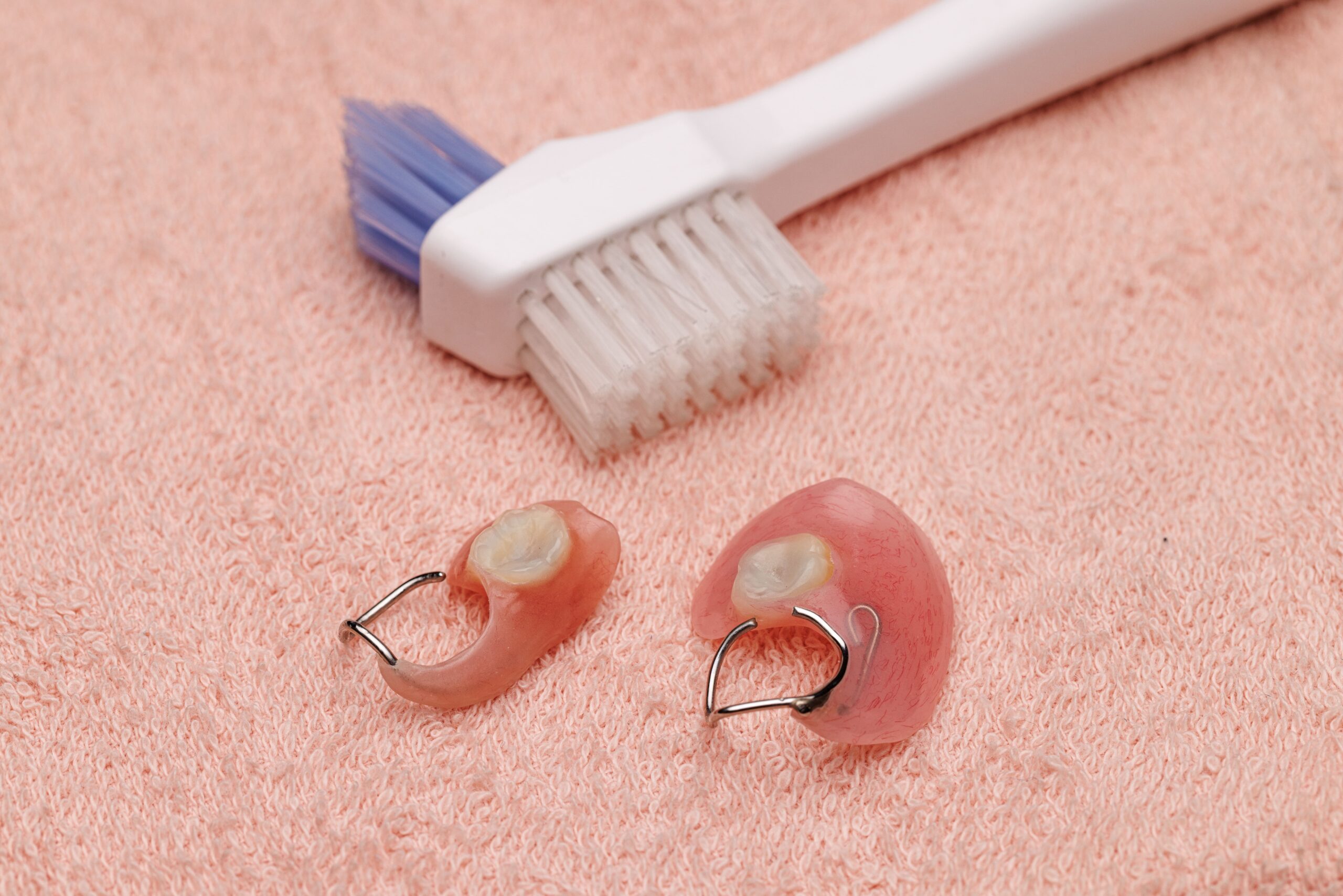 入れ歯を長く快適に使用するための洗浄と保管方法