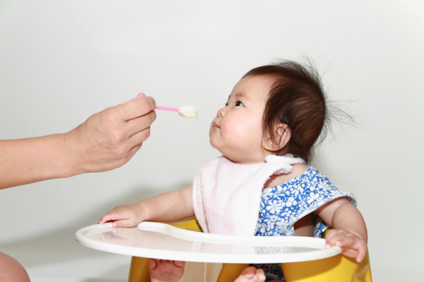 ご飯を食べる赤ちゃん