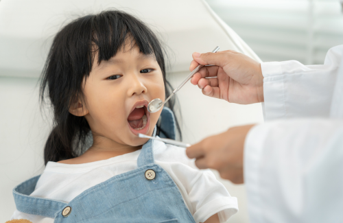 歯科検診中の女の子の画像 歯科検診中の女の子の画像