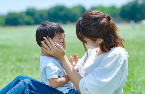 男の子と母親の画像